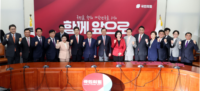 권영세 국민의힘 비상대책위원장과 대선준비위원들이 17일 오전 서울 여의도 국회에서 열린 대선준비위원회 임명장 수여식에서 기념촬영을 하고 있다. 왼쪽부터 신동욱 수석대변인, 이양수 사무총장, 김상훈 정책위의장, 정점식, 임이자, 주진우(뒤) 위원, 권성동 원내대표, 윤재옥 대선준비위원장, 권 비대위원장, 김희정, 장동혁, 정희용, 서지영, 강명구, 김용태, 조지연, 이상휘 위원./사진=뉴시스 