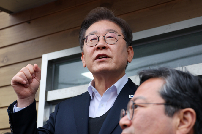이재명 더불어민주당 대통령 후보가 2차 골목골목 경청투어에 나선 5일 오후 경기 여주시 구양리 마을회관을 찾아 즉흥 연설을 하고 있다. / 사진=뉴스1 안은나 기자 