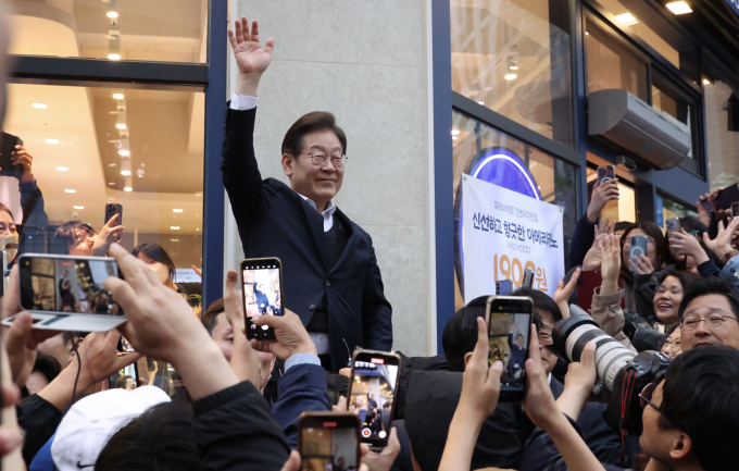 이재명 더불어민주당 대선후보가 2차 '골목골목 경청투어' 일정으로 6일 충청도와 전라북도 일대를 찾는다. 사진은 민심을 청취하는 '경청 투어'에 나선 이 대선후보가 지난 5일 충북 진천군 혁신도시 거리에서 시민들에게 인사하던 모습. /사진=뉴시스