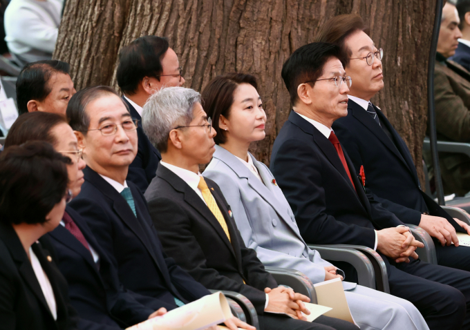 이재명 더불어민주당 대통령 후보가 49%의 지지율을 기록하며 독주를 이어가고 있다. 사진은 이 후보(오른쪽 첫번째부터), 김문수 국민의힘 대통령 후보, 한덕수 무소속 대통령 선거 예비 후보(왼쪽 세번째)가 5일 오전 서울 종로구 조계사에서 열린 불기 2569년 부처님오신날 봉축법요식에 참석했던 모습. /사진=뉴스1