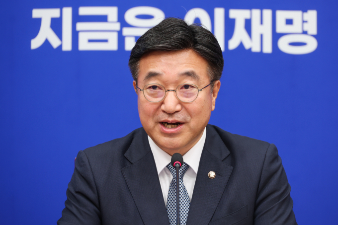 윤호중 더불어민주당 중앙선거대책위원회 총괄본부장이 이재명 대통령 후보의 공직선거법 위반 사건을 유죄 취지로 파기환송한 대법원을  비판했다.사진은 윤 총괄선거대책본부장이 지난 5일 오전 서울 여의도 국회에서 열린 기자간담회에 참석해 모두발언을 하던 모습. /사진=뉴스1