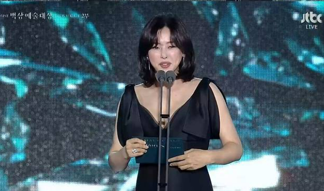 배우 이하늬가 둘째 임신 이후 첫 공식석상에 나서며 화제를 모았다. /사진=JTBC 캡처