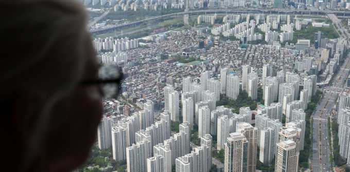 4월 서울 강남권 아파트 매매 대비 전세가율이 역대 최저치를 기록했다. 사진은 롯데월트다워에서 바라본 서울 강남권 아파트 단지의 모습. /사진=뉴스1  