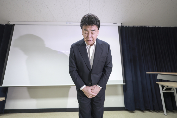 경찰이 자사 제품의 원산지를 허위로 광고했다는 의혹을 받는 백종원 더본코리아 대표에 대한 수사에 착수했다. 사진은 지난 3월 더본코리아 주주총회에 참석했던 백 대표 모습. /사진=뉴시스