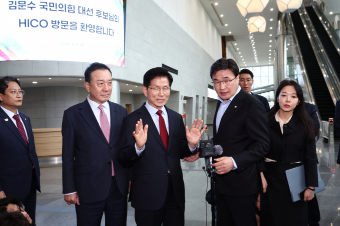 국민의힘 지도부가 김문수 대선 후보와의 단일화 일정 협의를 위해 김 후보가 유세하고 있는 대구로 향했다. 사진은 김문수 국민의힘 대통령 후보가 6일 경북 경주시 HICO(정상회의장) 미디어센터를 방문, 단일화 문제를 놓고 당 지도부와 갈등을 빚고 있는 김 후보를 설득하기 위해 내려온 같은당 엄태영(왼쪽 두번째) 김대식(오른쪽 두번째) 의원과 대화를 나누는 모습. /사진=뉴스1