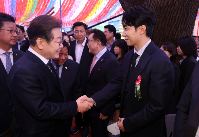  이승기가 대한불교조계종이 수여하는 '불자대상'을 수상했다. 사진은 이재명 더불어민주당 대선후보와 이승기가 지난 5일 서울 종로구 조계사에서 열린 부처님오신날 봉축법요식에서 만났던 모습. /사진=대통령실통신사진기자단(뉴시스)