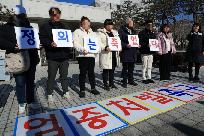  안상미 전세사기·깡통전세 피해자 전국대책위원장 등이 지난 1월23일 오전 서울 서초구 서초대로 대법원 앞에서 인천미추홀구 전세사기 일당의 대법원 선고 결과에 대한 입장 발표 기자회견을 하고 있다. /사진=뉴스1
