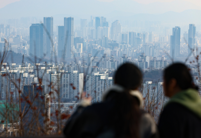 지난 1월 KB부동산에 따르면 지난해 12월 기준 서울 아파트 중위 전셋값은 5억5167만원으로 2년 만에 최고치를 기록했다. 전세사기 여파로 비 아파트 기피 현상 지속과 공급 부족으로 인해 수도권을 중심으로 전셋값 상승세가 이어진 것으로 풀이된다. 사진은 서울 남산에서 바라본 아파트 단지 모습. /사진=뉴시스 