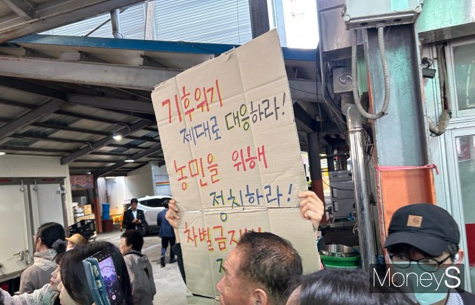 사진은 지난 7일 전북 임실전통시장서 이재명 후보가 지나가자 한 시민이 플래카드를 흔드는 모습. /사진=김성아 기자