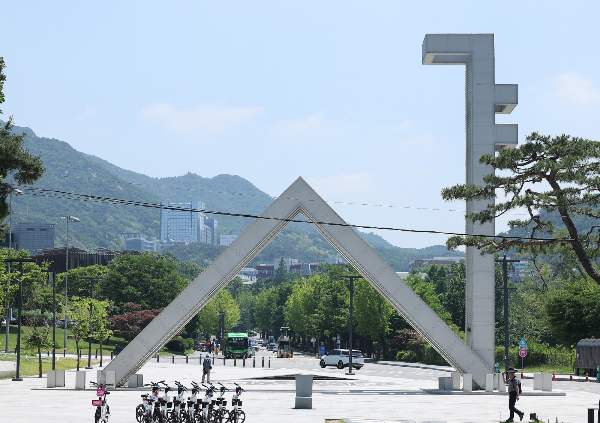 서울대학교 중앙도서관 내 시진핑 자료실에서 삼단봉을 들고 난동 부린 40대 남성이 구속됐다. 사진은 서울 관악구 서울대학교 정문 모습. /사진=뉴스1
