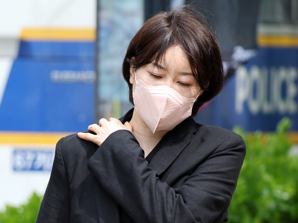 문재인 전 대통령의 딸 문다혜씨가 사기 혐의로 입건됐다. 사진은 음주운전 및 불법 숙박업 운영 혐의를 받는 문재인 전 대통령 딸 문다혜씨가 도로교통법 위반(음주 운전)·공중위생관리법 위반 혐의 1심 선고기일에 출석하는 모습. /사진=뉴스1
