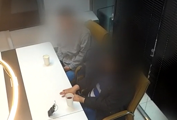 지적 장애가 있는 전 여자친구에게 불법 촬영물로 협박하며 매달 돈을 뜯어내고 노예 계약서까지 쓰게한 남성이 구속을 피했다. 사진은 전 남자친구에게 불법 촬영물로 협박을 당한 여성이 인터뷰 중인 모습. /사진=JTBC 캡처