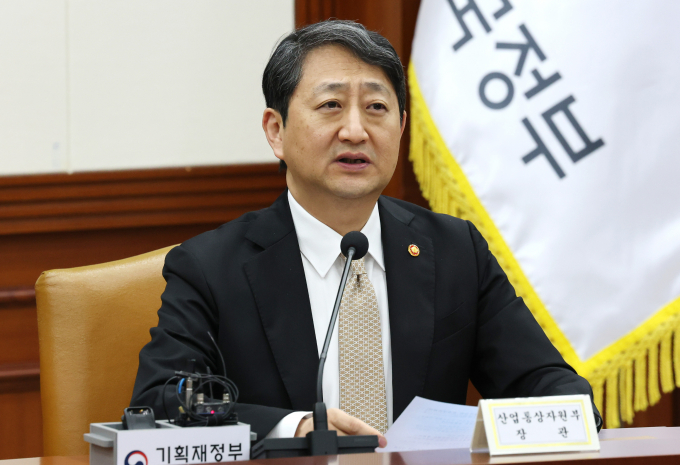 안덕근 산업통상자원부 장관이 체코 법원 원전 계약 금지 가처분 결정에 대해 불가피하게 연기될 수밖에 없었다고 밝혔다. 사진은 안 장관이 지난 1일 서울 종로구 정부서울청사에서 열린 경제관계장관회의 겸 산업경쟁력강화 관계장관회의에서 발언하는 모습. /사진=뉴스1