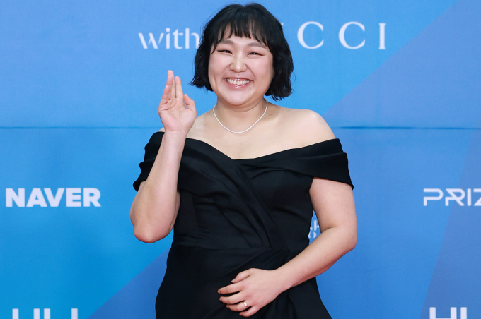 이수지가 백상예술대상 여자 예능상 수상소감을 자신의 인스타그램에서 또 한 번 밝혔다. 사진은 개그맨 겸 배우 이수지가 지난 5일 서울 강남구 코엑스에서 열린 '61회 백상예술대상' 레드카펫에서 포즈를 취하고 있는 모습. /사진=뉴스1