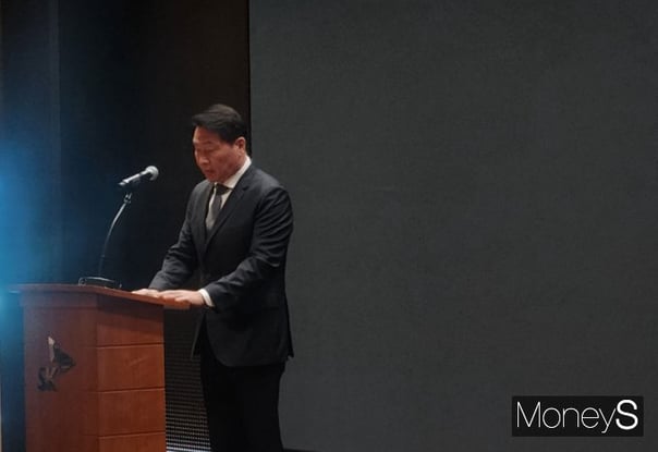 'SKT 해킹' 고개 숙인 최태원… "국가 안보라는 생각으로 해결 최선"