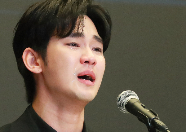 고 김새론 측이 배우 김수현과 관련한 2차 기자회견을 연다. 사진은 배우 김수현이 지난 3월31일 오후 서울 마포구 상암동 스탠포드호텔에서 진행된 기자회견에서 최근 불거진 사생활 논란에 대해 밝히고 있는 모습. /사진=스타뉴스