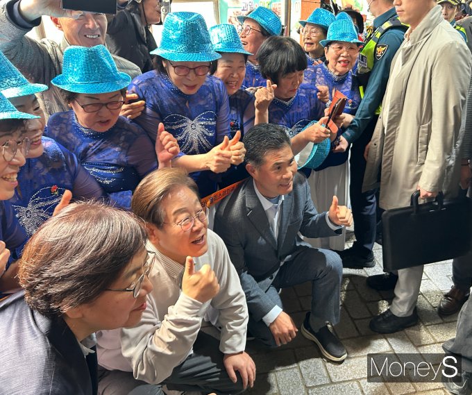 이 후보는 임실복지관 시니어 합창단과 사진을 찍고 짧은 춤을 함께 추는 등 시종일관 여유로운 모습을 보였다. 사진은 이 후보가 임실복지관 시니어 합창단과 사진을 찍는 모습. /사진=김성아 기자