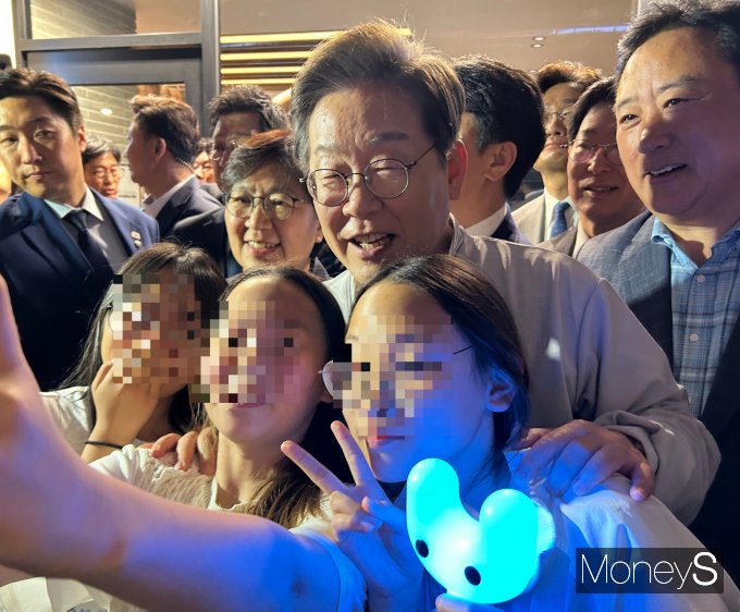 7일 예산시장길에는 이 후보를 보기 위한 지지자들로 북새통을 이뤘다. 이 후보가 7일 충남 예산을 방문해 지지자들과 사진을 촬영하는 모습.  /사진=김성아 기자