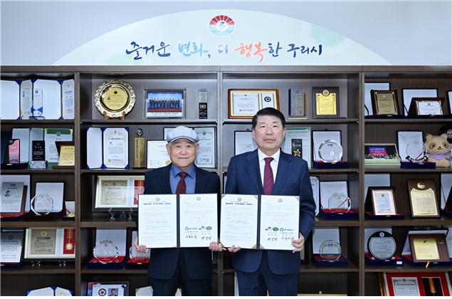 백경현 시장(오른쪽)이 구리시청에서 유경석 구리새마을금고 이사장과 출산 장려 정책의 일환으로 추진 중인 '우리아이 희망통장 사업' 연장을 위한 업무협약을 체결하고 있다. /사진제공=구리시