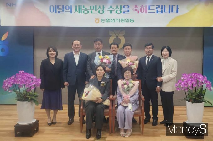 전남농협 '5월 이달의 새농민상' 수상자로 선정된 이갑식·권영숙 부부와 나윤선·한현진 부부가 수상 후 기념촬영을 하고 있다/사진=농협전남본부 제공.