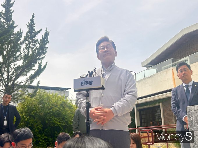 이재명 더불어민주당 대선 후보가 서울고등법원이 자신의 공직선거법 위반 사건 파기환송심 재판 일정을 대선 이후인 다음 달 18일로 연기한 데 대해 "헌법정신에 따른 당연한 결정"이라고 평가했다. 사진은 이 후보가 7일 오후 전북 전주에서 기자들과 질의응답하는 모습. /사진=김성아 기자