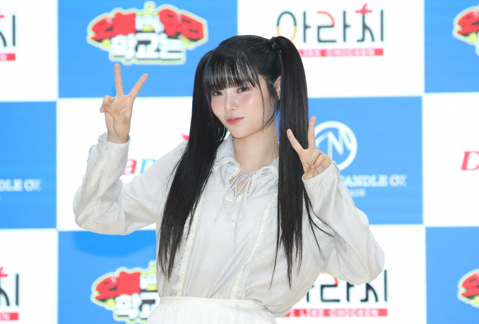 걸그룹 '피프티피프티' 멤버 키나가 건강상 이유로 새 앨범 활동에서 빠졌다. 사진은 키나가 지난해 10월8일 경기 화성시 안용중학교에서 진행된 웹예능 ‘오늘 우리 학교는 시즌3’(오우학3)에 출연해 포즈를 취한 모습. /사진=뉴스1