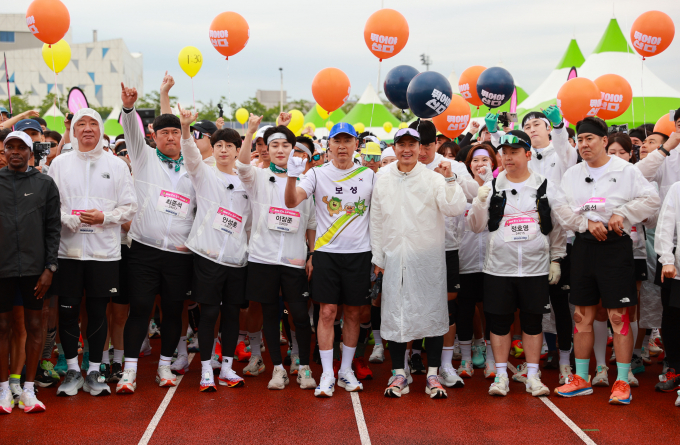 20회 보성녹차마라톤대회에 김철우 군수(왼쪽 여섯번째)와 국내 유명 연애인 등 1만여 건각들이 참여해 성황을 이뤘다./보성군