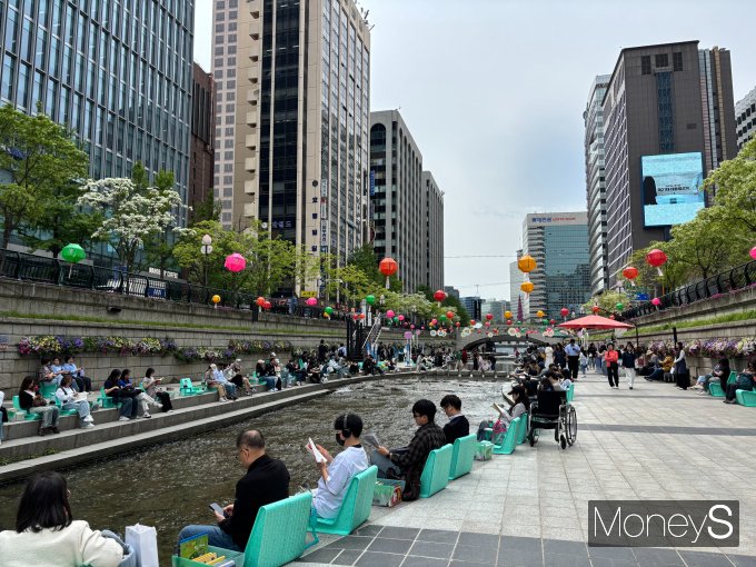 서울 야외도서관이 올해로 개장한지 4년차를 맞이했다. 사진은 청계천 야외도서관에서 책을 읽는 시민들의 모습. /사진=박은서 기자