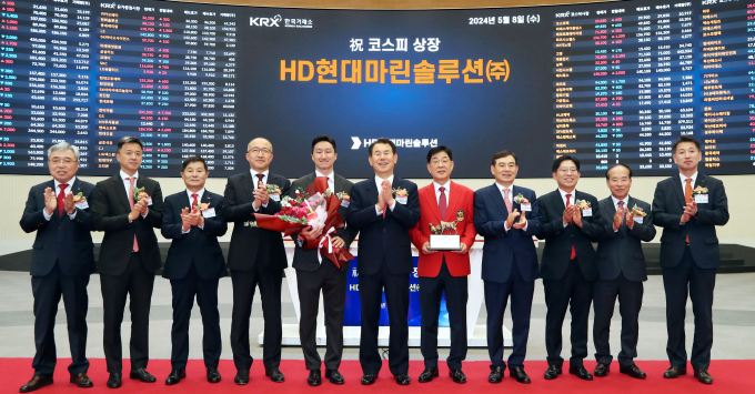 지난해 5월8일 HD현대마린솔루션 코스피 상장기념식에서 왼쪽에서 다섯번째부터 정기선 HD현대 수석부회장, 정은보 한국거래소 이사장, 이기동 HD현대마린솔루션 대표이사가 기념사진을 촬영하고 있다. /사진=한국거래소