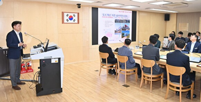 김현수 단국대 도시계획·부동산학부 교수가 7일 하남시청 대회의실에서 ‘AI 전환시대, 혁신 직주락학 플랫폼 조성전략’ 주제로 교육을 하고 있다. /사진제공=하남시