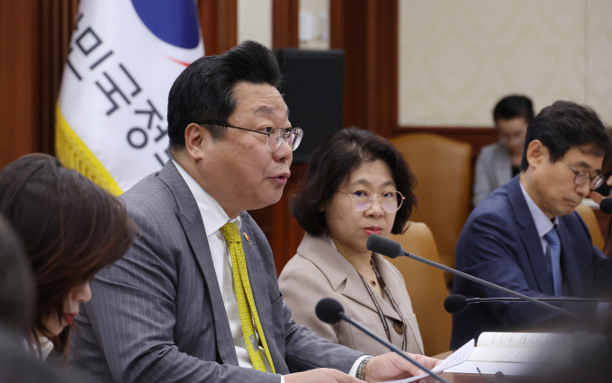 저출산고령사회위원회가 가정의 달을 맞이해 일·가정 양립 기업 문화를 확산하기 위해 우수 출산·양육 지원제도 사례를 소개했다. 사진은 지난달 29일 서울 종로구 정부서울청사에서 열린 제11차 인구비상대책회의에서 주형환 저출산고령사회위원회 부위원장이 발언하고 있는 모습 /사진= 뉴시스