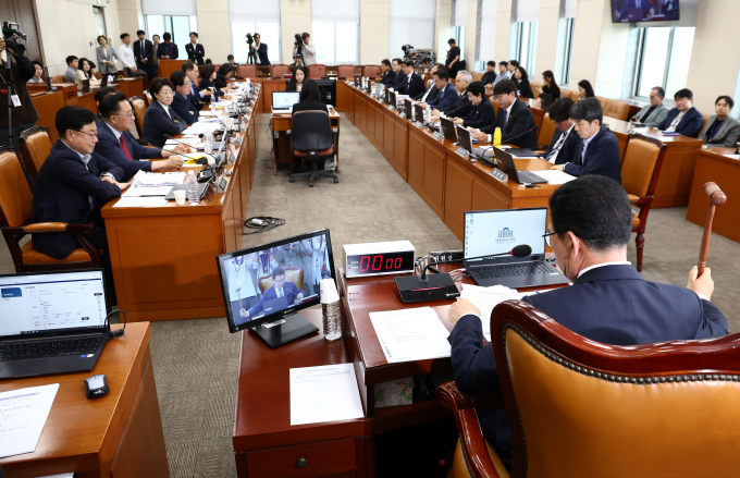 더불어민주당 주도로 공직선거법상 허위사실 공표 구성요건을 완화하는 개정안이 국회 행정안전위원회 전체회의를 통과했다. 사진은 신정훈 행정안전위원장이 7일 서울 여의도 국회 행정안전위원회 전체회의에서 안건을 상정하며 의사봉을 두드리는 모습. /사진=뉴스1