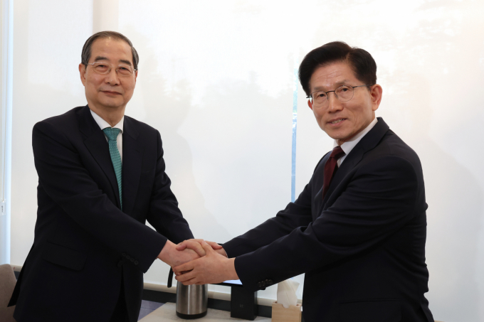 한덕수 무소속 대선 후보와 김문수 국민의힘 대선 후보가 7일 오후 서울 종로구의 한 식당에서 단일화 관련 회동을 하기 전 악수하고 있다. /사진=공동취재