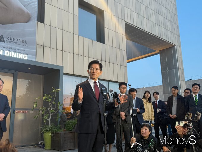 김문수 국민의힘 대선후보가 7일 저녁 서울 종로에서 한덕수 후보와 만찬 회동 후 단일화에 대한 진전된 논의가 없었다며 안타까운 심정을 드러냈다. /사진=김서연 기자 