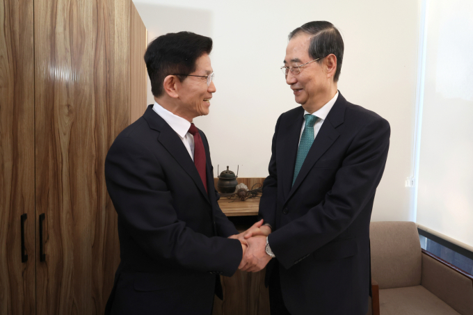 김문수 국민의힘 대선 후보와 한덕수 무소속 대선 후보가 7일 서울 종로구의 한 식당에서 단일화 관련 회동을 하고 있다. /사진=공동취재