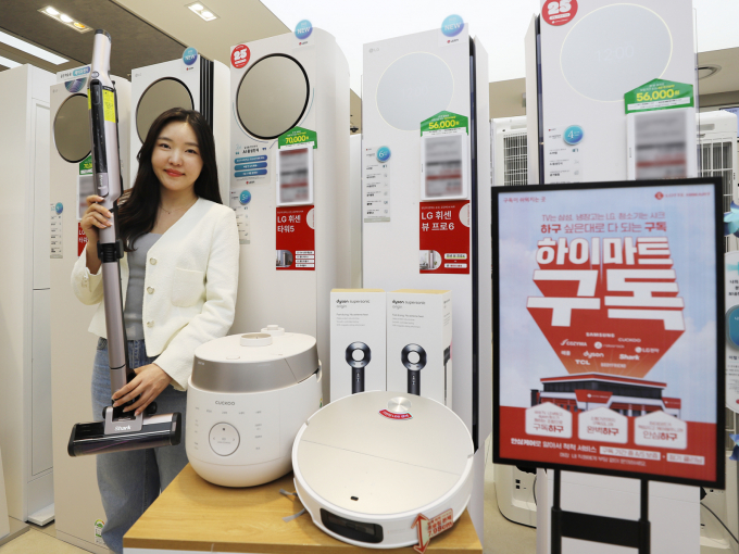 NH투자증권이 영업권 손상차손으로 인한 자기자본 감소를 이유로 롯데하이마트 목표주가를 내렸다. 사진은 하이마트 구독 서비스를 소개하는 모델./사진=롯데하이마트