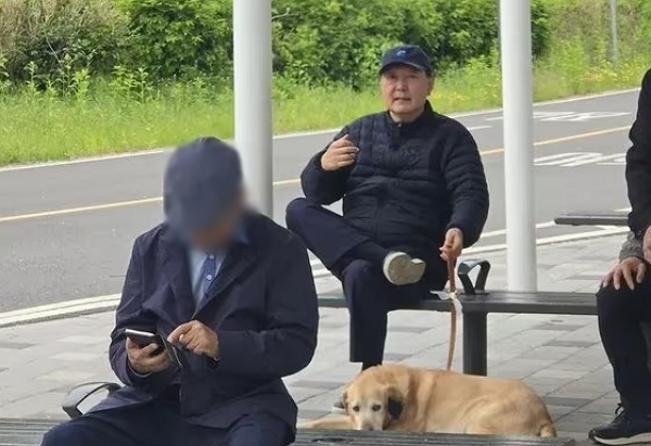 우상호 전 더불어민주당 비대위원장은 윤석열 전 대통령이 한강 산책을 즐겼다는 목격담에 황당함을 드러냈다. 사진은 윤석열 전 대통령이 지난 5일 동작대교 부근 한강에서 반려견과 함께 쉬는 모습. /사진=온라인커뮤니티 캡처