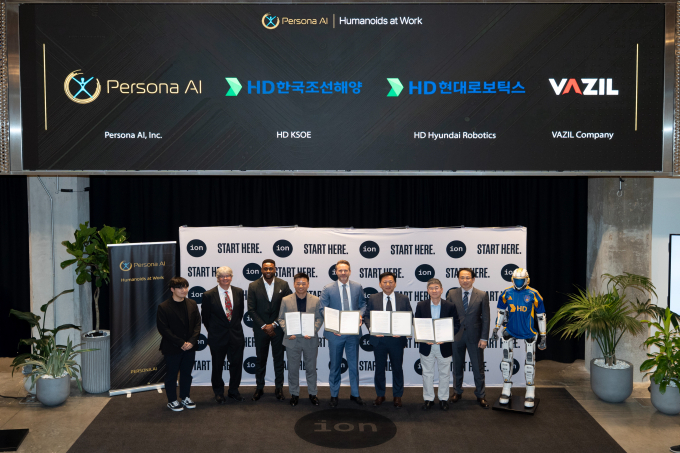 HD한국조선해양, HD현대로보틱스가 최근 미국 휴스턴에서 ‘페르소나 AI(Persona AI)’, ‘바질컴퍼니(VAZIL COMPANY)’와 ‘조선 용접용 휴머노이드 개발을 위한 업무협약(MOU)’을 체결했다. 사진 오른쪽 두 번째부터 HD현대로보틱스 솔루션부문장, 이동주 HD한국조선해양 제조혁신랩 부문장, 닉 래드포드(Nicolaus Radford) 페르소나 AI CEO, 김성원 바질컴퍼니 CTO. /사진=HD현대