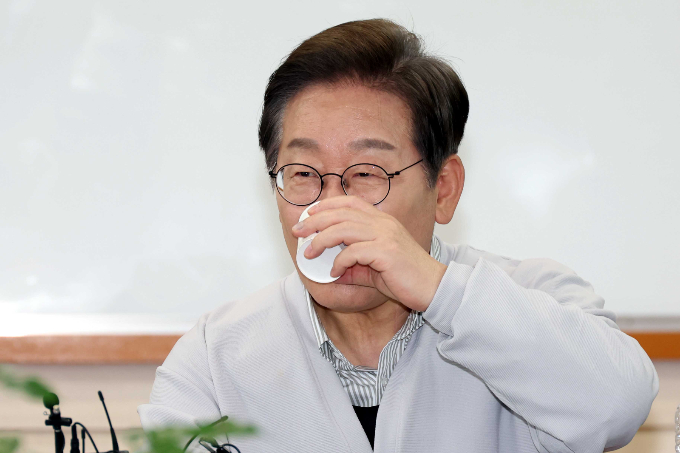 이재명 더불어민주당 대선후보를 비롯해 당 차원에서는 파기환송심 공판기일이 대선 이후로 미뤄지자 안도하는 분위기다. 사진은 지난 7일 전북 익산 대한노인회 익산지회에서 물을 마시는 이 후보. /사진=뉴시스