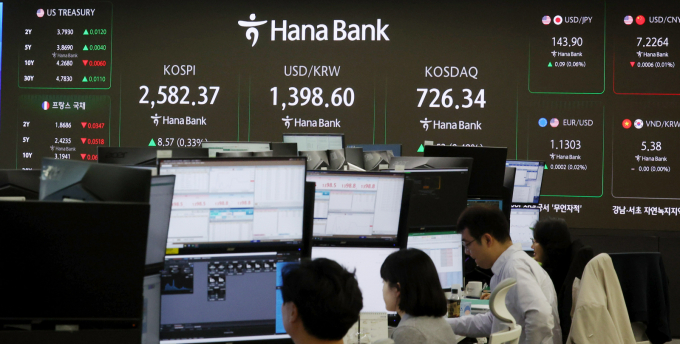 코스피와 코스닥지수가 상승 출발한 8일 오전 서울 중구 하나은행 딜링룸 전광판에 지수가 표시되고 있다./사진=뉴시스 