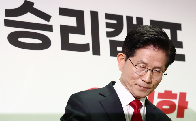 김문수 국민의힘 대선 후보와 국민의힘 지도부의 갈등이 심화하고 있다. 사진은 8일 서울 여의도 캠프에서 열린 긴급 기자회견에 참석한 김 후보. /사진=뉴스1