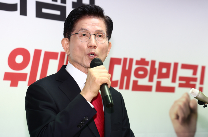 김문수 국민의힘 대선 후보와 당 지도부의 갈등이 심화하고 있다. 사진은 8일 오전 서울 여의도 캠프에서 긴급 기자회견을 진행한 김 후보. /사진=뉴스1