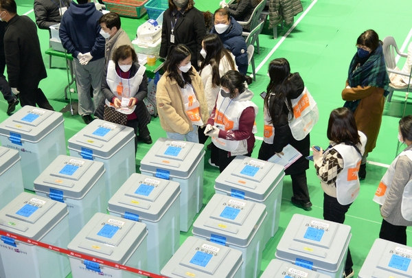 제21대 대통령 선거 개표참관인 모집에 관심이 뜨겁다. 사진은 2022년 3월9일 제20대 대통령선거 투표일인 9일 전북 전주시 화산체육관에 마련된 개표소에서 개표참관인이 투표함 이상 유·무를 확인하고 있는 모습. /사진=뉴시스