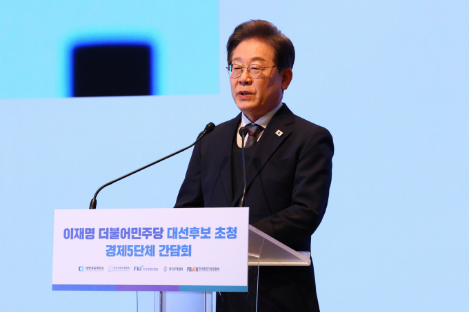 이재명 더불어민주당 대선 후보가 경제5단체장과 만나 "경제를 살리는 일의 중심은 바로 기업"이라며 "이제는 정부가 경제와 산업을 끌고 가던 시대는 지났다"고 말했다.사진은 이재명 더불어민주당 대선후보가 8일 오전 서울 중구 대한상공회의소에서 열린 대선후보 초청 경제5단체장 간담회에서 발언하는 모습. /사진=뉴시스