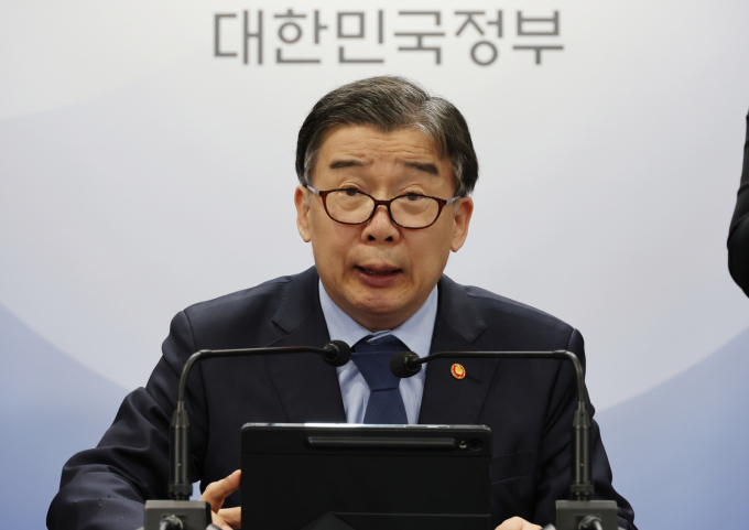 국민권익위원회는 “과도한 규제로 인해 희귀질환 환자들의 생명이 위협받지 않도록 사전심사 관련 제도 개선을 신속히 추진하겠다”고 밝혔다. 사진은 유철환 국민권익위원회 위원장이 제도개선 결과 발표 등 정례브리핑을 하고 있는 모습. /사진=뉴스1 