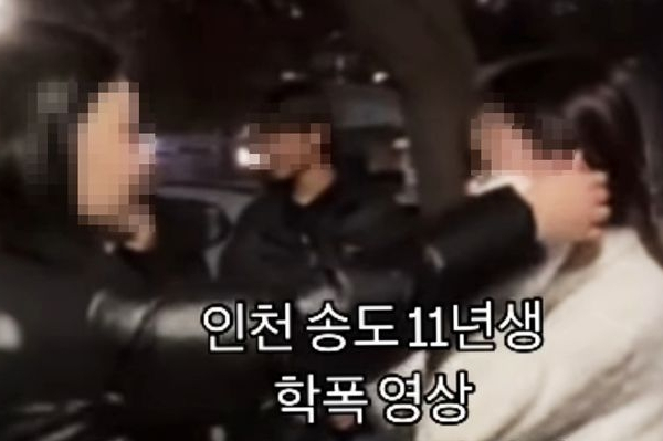 인천 송도에서 또래 여중생 뺨을 여러 차례 때린 가해 학생이 폭행 혐의로 불구속 입건됐다. 사진은 여중생이 동급생의 뺨을 여러 차례 때리는 모습. /사진=온라인 커뮤니티 캡처