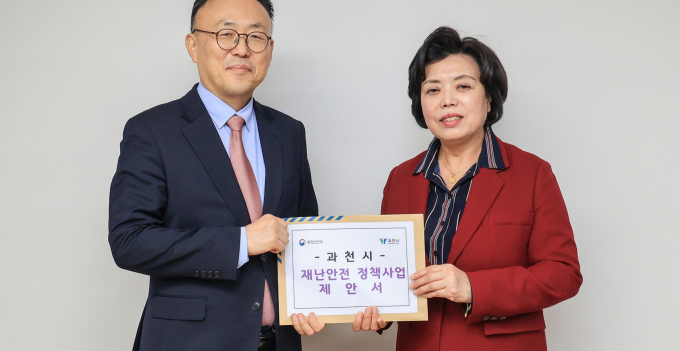 신계용 과천시장(오른쪽)이 지난 7일 행정안전부 이한경 재난안전관리 본부장(왼쪽)을 만나 재난안전 예산에 대한 중앙 정부의 협조를 요청하고 있다. /사진제공=과천시 