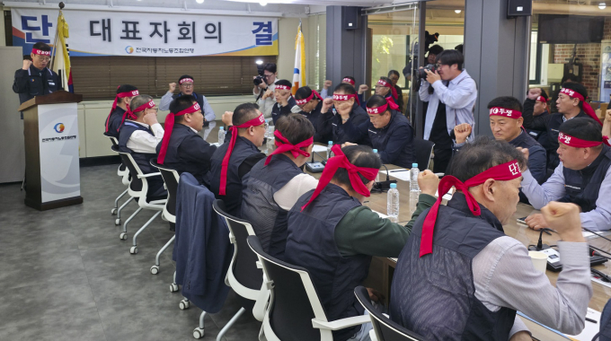 8일 서울 등 전국 22개 지역 전국자동차노동조합연맹 산하 시내버스 노조가 오는 28일 동시 총파업을 예고했다. 서울 서초구 전국자동차노동조합연맹 사무실에서 열린 대표자 회의에서 참석자들이 구호를 외치고 있다. /사진=뉴시스