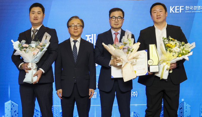 현대엘리베이터가 제37회 한국노사협력대상 시상식에서 대기업 부문 우수상을 수상한 뒤 기념사진을 촬영하고 있다. 사진은 왼쪽부터 윤민욱 현대엘리베이터 사무직노조위원장, 이동근 한국경총 상근부회장, 조재천 현대엘리베이터 대표이사, 주인수 현대엘리베이터 노조위원장. /사진=현대엘리베이터