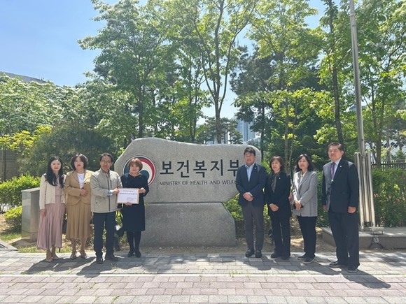 수원특례시의회 보건복지위원회 이희승 위원장(오른쪽서 4번째)을 비롯해 사정희 부위원장, 김은경 의원, 정영모 의원과 보건복지위원회 소속 시의원과 수원시 가족정책과 관계 공무원, 수원특례시 어린이집연합회 박정환 회장, 어린이집협의회 송은경 회장 및 관계자 등 총 10명이 참석한 가운데 7일 정부세종청사 보건복지부 사회보장조정과를 방문해 '경기도 외국인 자녀 보육료 지원사업'의 사회보장제도 신설 협의, 조속한 이행을 촉구하며 사진촬영을 하고 있다. /사진제공=수원특례시의회
